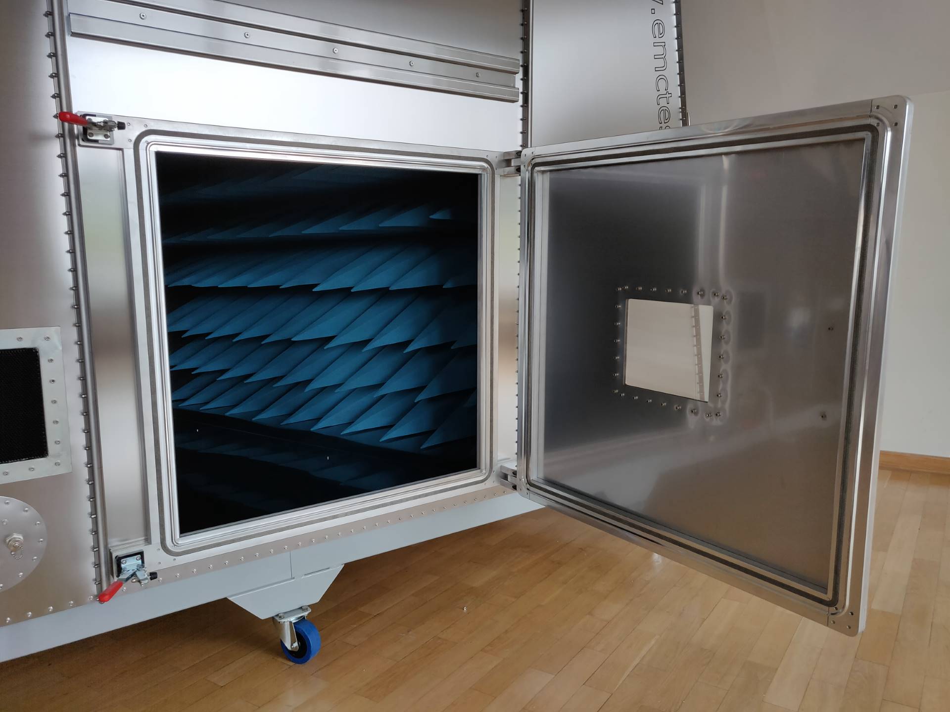 emc gtem 1000 - with opened door and details of anechoic absorbers