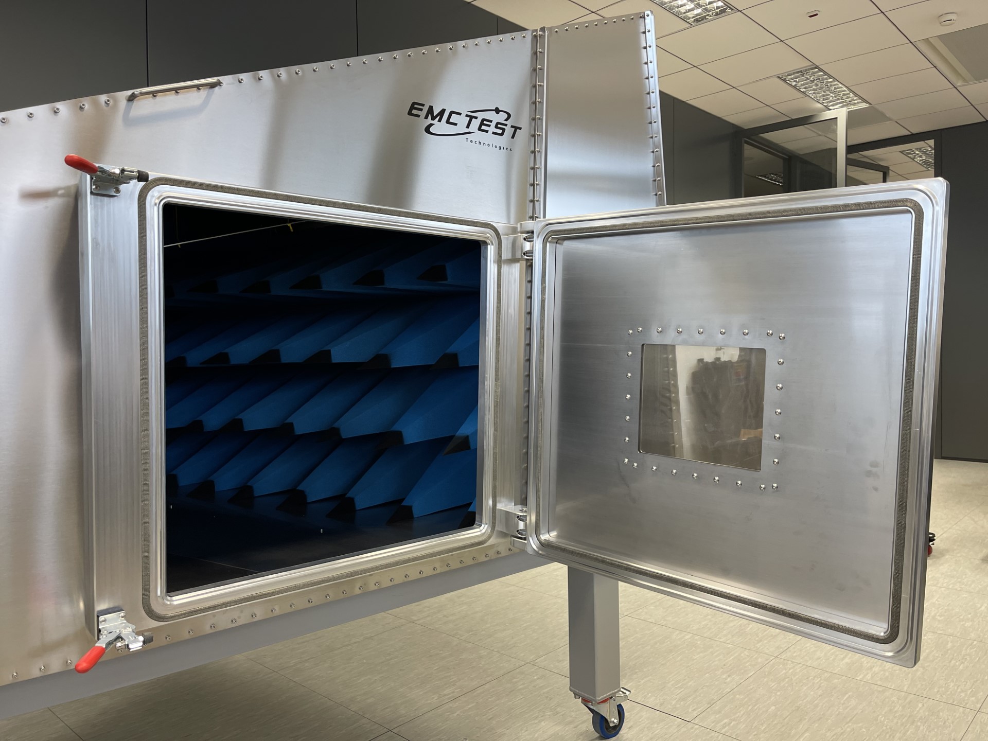 EMC GTEM 750 - Details of the door with shielded window